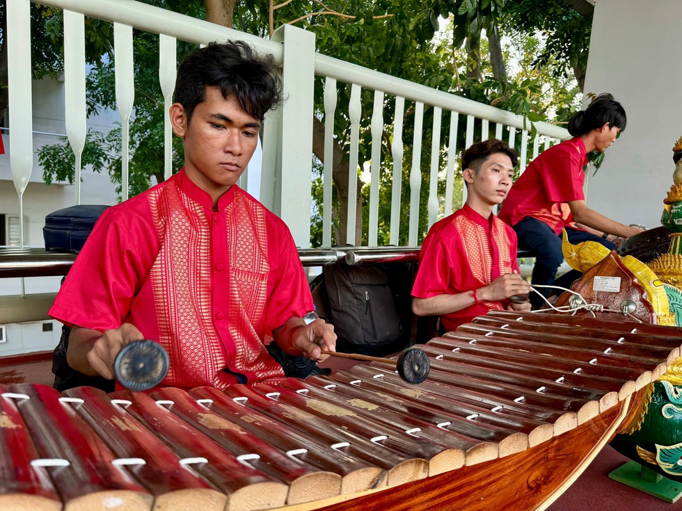 Mang bản sắc quê hương lên khán đài- Ảnh 4.