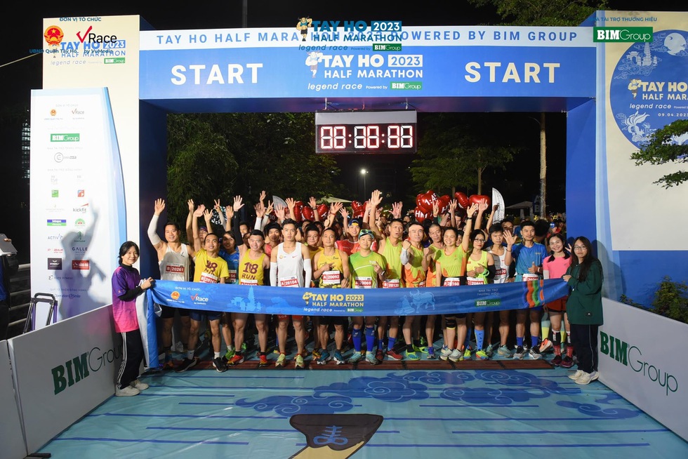 Hơn 10.000 VĐV dự giải chạy bán marathon quanh Hồ Tây - Ảnh 3.