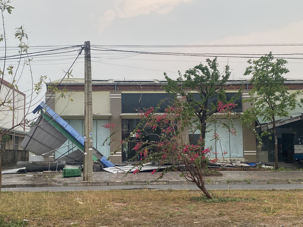 Quảng Trị: Mưa lớn kèm lốc xoáy ở Lao Bảo, 27 nhà dân tốc mái- Ảnh 2.