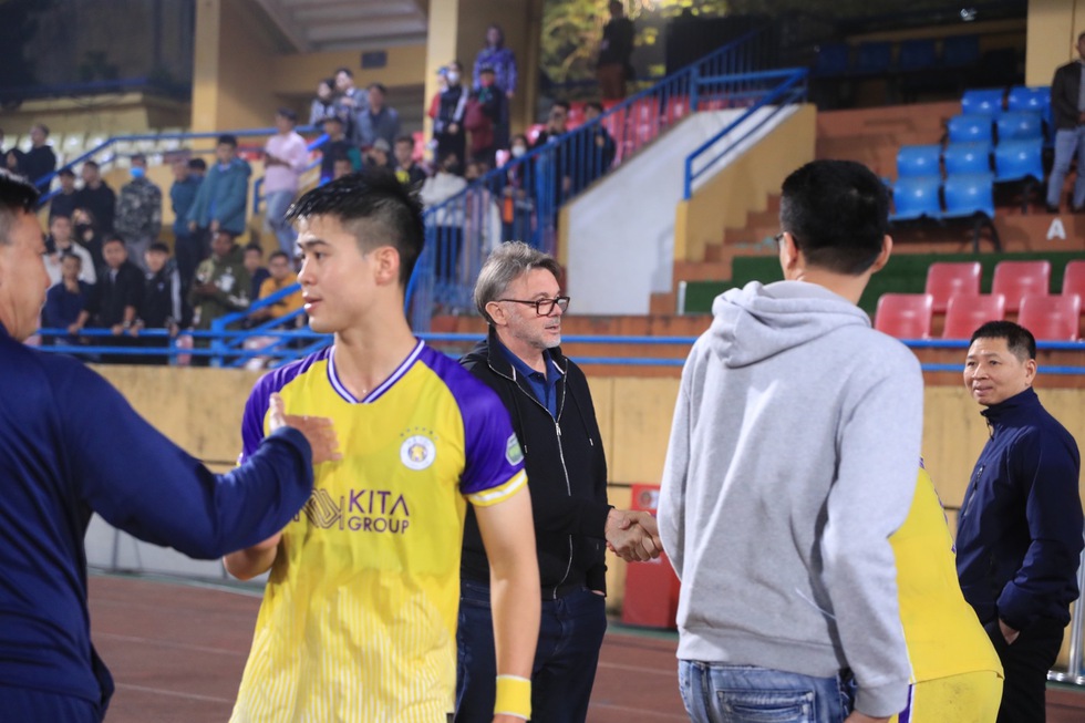 Hà Nội FC thắng dễ Quảng Nam, Tuấn Hải đi cấp cứu, HLV Troussier lại bất an- Ảnh 8.