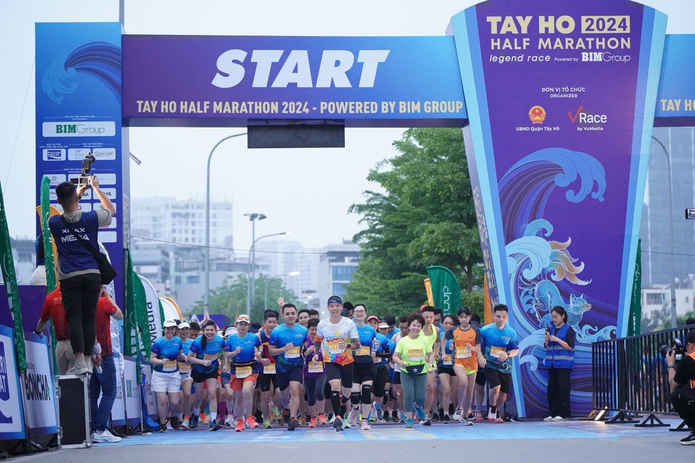 Cô gái truyền cảm hứng Hồng Lệ vô địch giải chạy bán marathon lớn nhất Việt Nam - Ảnh 1.