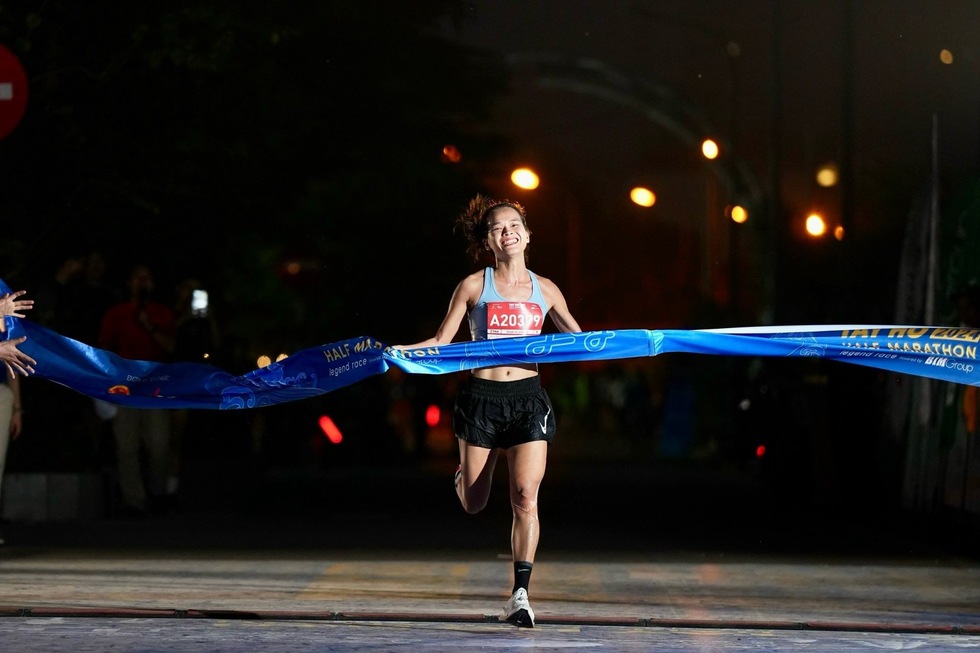 Cô gái truyền cảm hứng Hồng Lệ vô địch giải chạy bán marathon lớn nhất Việt Nam - Ảnh 3.