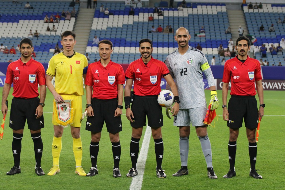 Thủ môn Kuwait quá ‘hài hước’, U.23 Việt Nam kiếm 3 điểm trong trận đấu có 2 thẻ đỏ - Ảnh 2.