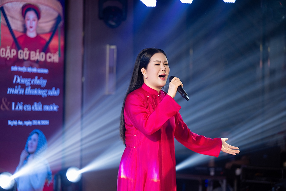 Đinh Hiền Anh xin phép NSND Thanh Hoa hát lại 'Tàu anh qua núi' - Ảnh 1.