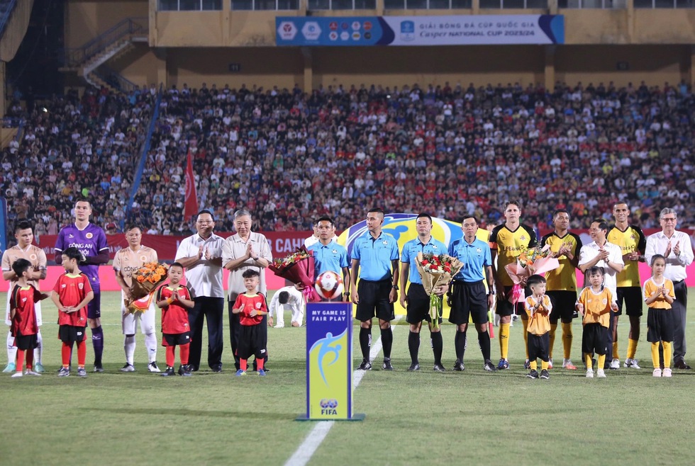 Huyền thoại Rivaldo và các ngôi sao Brazil thất bại trước CLB Công an Hà Nội - Ảnh 1.
