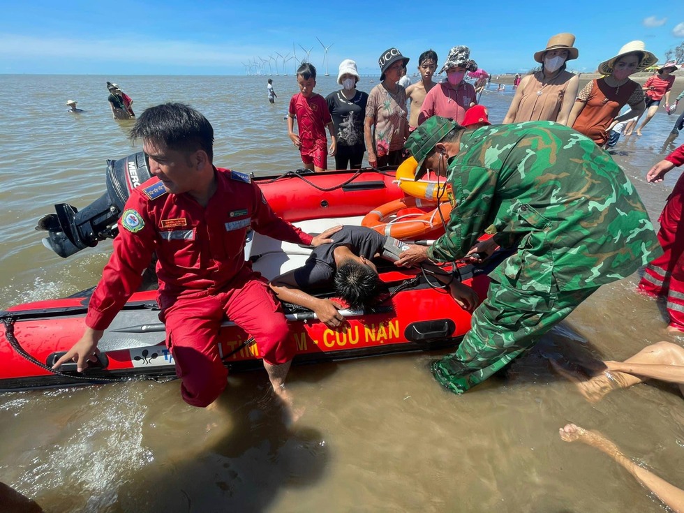 Đội thanh niên xung kích Chữ thập đỏ và Bộ đội biên phòng Trà Vinh kịp thời cứu 2 thiếu niên 15 tuổi đuối nước
