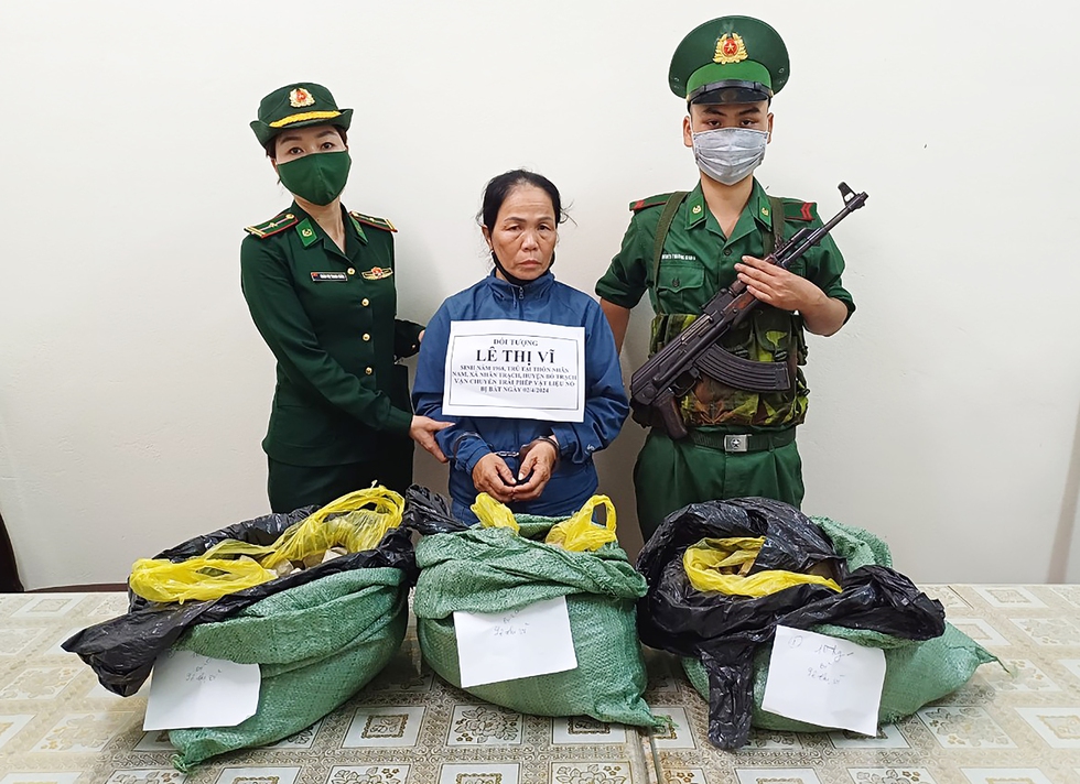 Quảng Bình: Phát hiện 2 nữ nghi phạm vận chuyển, tàng trữ 54 kg thuốc nổ- Ảnh 2.