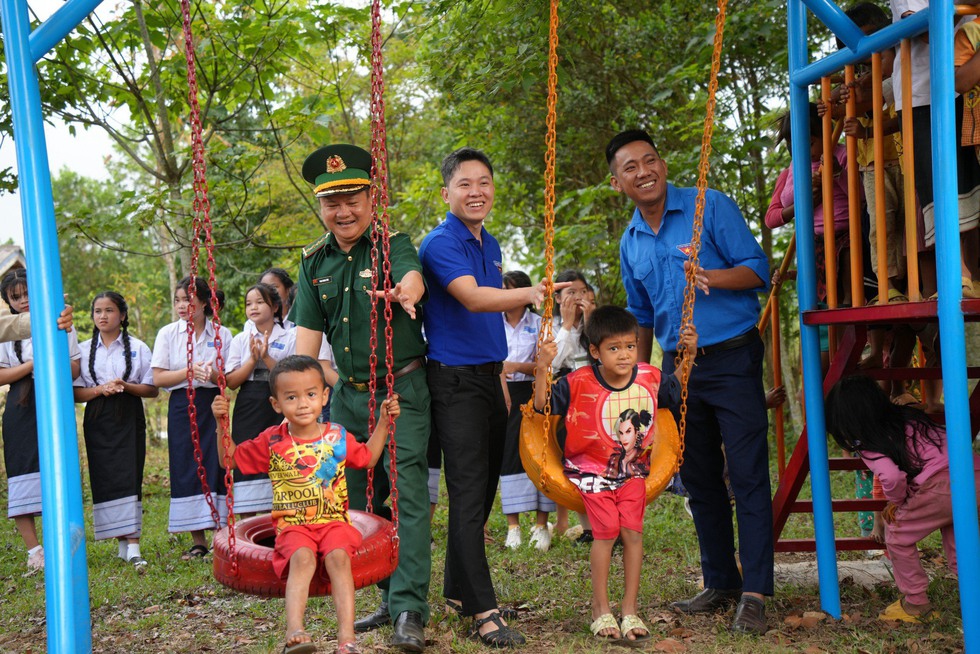 Nhiều phần quà tặng cho quân, dân nước bạn Lào nhân dịp tết Bunpimay- Ảnh 2.