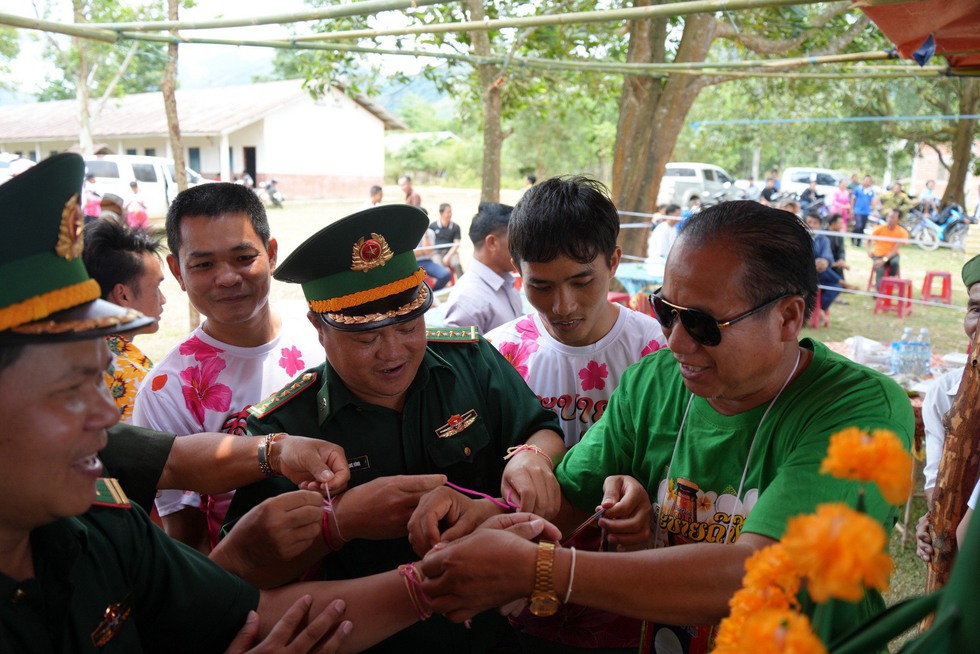 Nhiều phần quà tặng cho quân, dân nước bạn Lào nhân dịp tết Bunpimay- Ảnh 3.