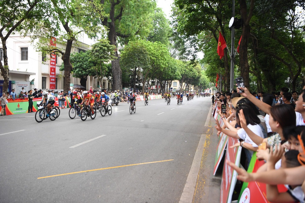 Thủ tướng Phạm Minh Chính chúc mừng cuộc đua xe đạp ‘Về Điện Biên Phủ, Cúp Báo QĐND’- Ảnh 4.