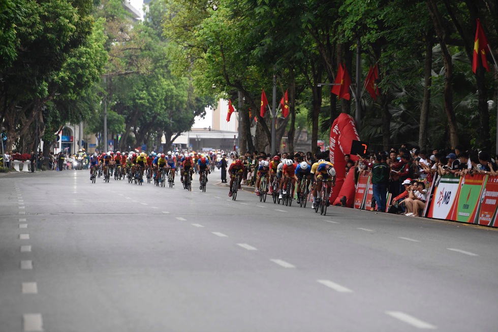 Thủ tướng Phạm Minh Chính chúc mừng cuộc đua xe đạp ‘Về Điện Biên Phủ, Cúp Báo QĐND’- Ảnh 2.