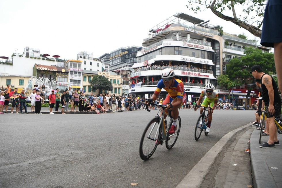 Thủ tướng Phạm Minh Chính chúc mừng cuộc đua xe đạp ‘Về Điện Biên Phủ, Cúp Báo QĐND’- Ảnh 1.