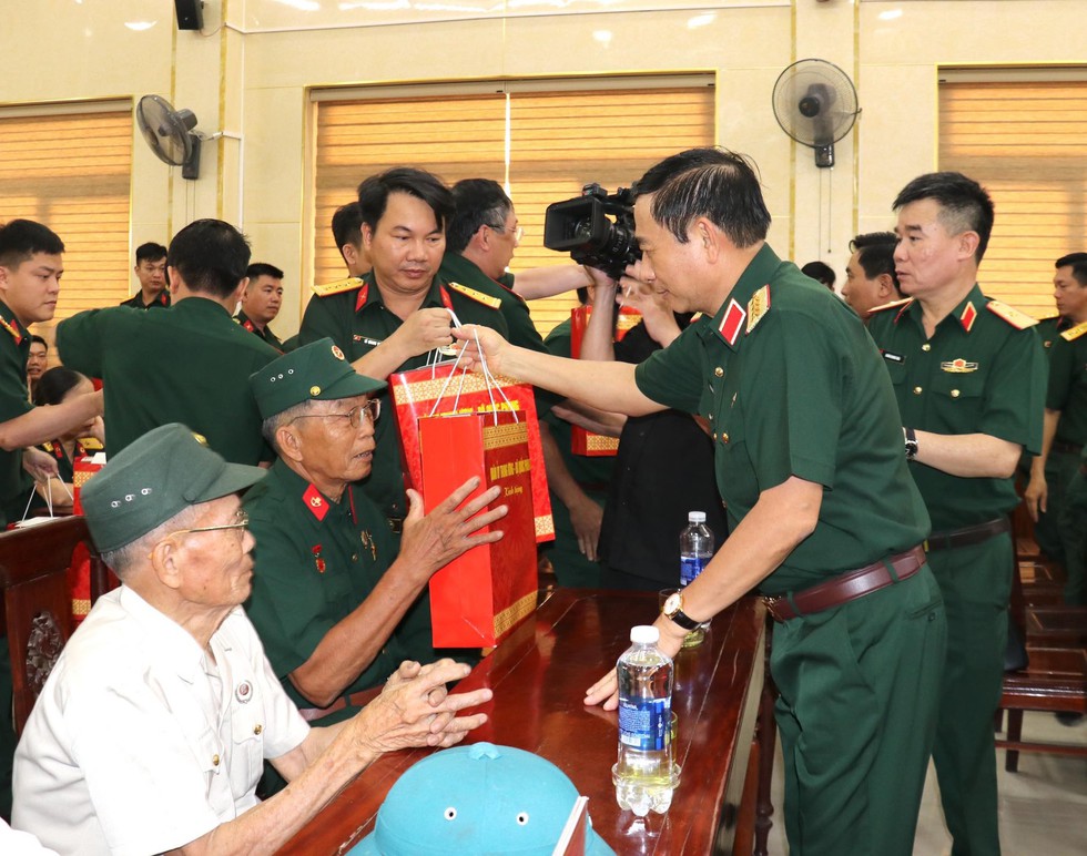 Đại tướng Phan Văn Giang, Bộ trưởng Bộ Quốc phòng, tặng quà cho gia đình chính sách tại Quảng Trị