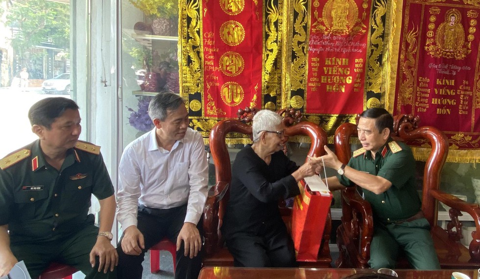 Đại tướng Phan Văn Giang thăm, tặng quà cho gia đình Anh hùng Lực lượng vũ trang Lê Thị Thanh