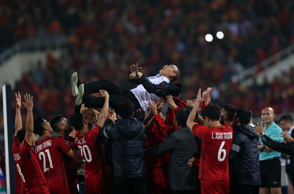 HLV Park Hang-seo h&agrave;nh động bất ngờ khi được hỏi kết quả Việt Nam thắng Th&aacute;i Lan chung kết ASEAN Cup- Ảnh 1.