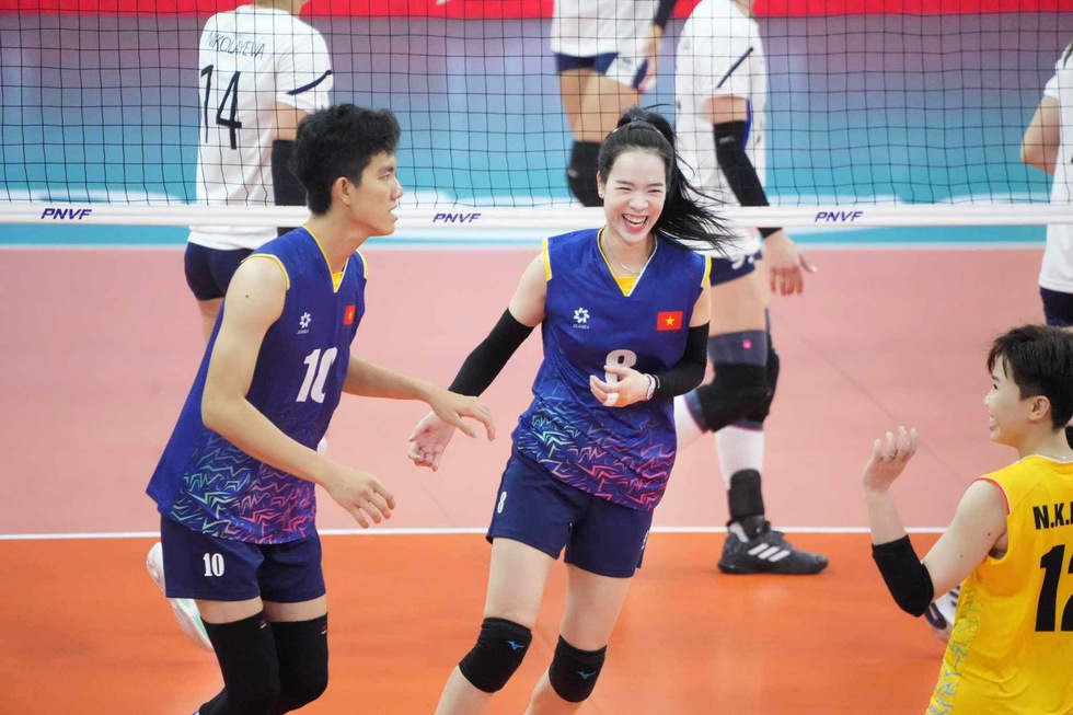 Bích Tuyền đập bóng 'sấm sét', đội tuyển bóng chuyền nữ Việt Nam đánh bại Kazakhstan, vào bán kết- Ảnh 4.
