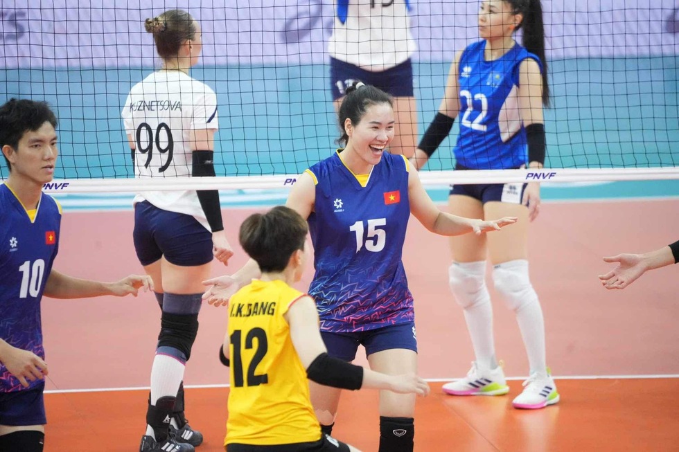 Bích Tuyền đập bóng 'sấm sét', đội tuyển bóng chuyền nữ Việt Nam đánh bại Kazakhstan, vào bán kết- Ảnh 1.