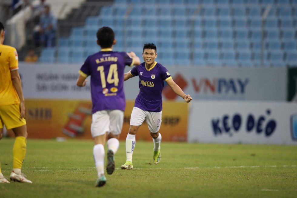 V-League: CLB Hà Nội trở lại cuộc đua vô địch, HAGL vẫn nguy cơ phải đá play-off- Ảnh 2.