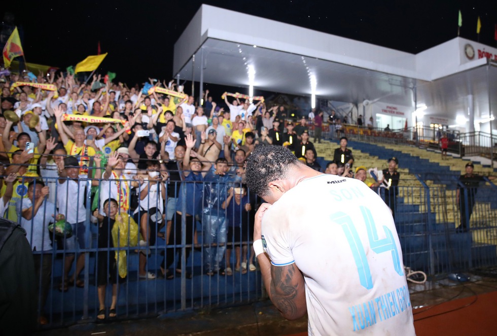 Rafaelson đi vào lịch sử V-League, CLB Nam Định lội ngược dòng thắng Thanh Hóa đầy cảm xúc- Ảnh 11.