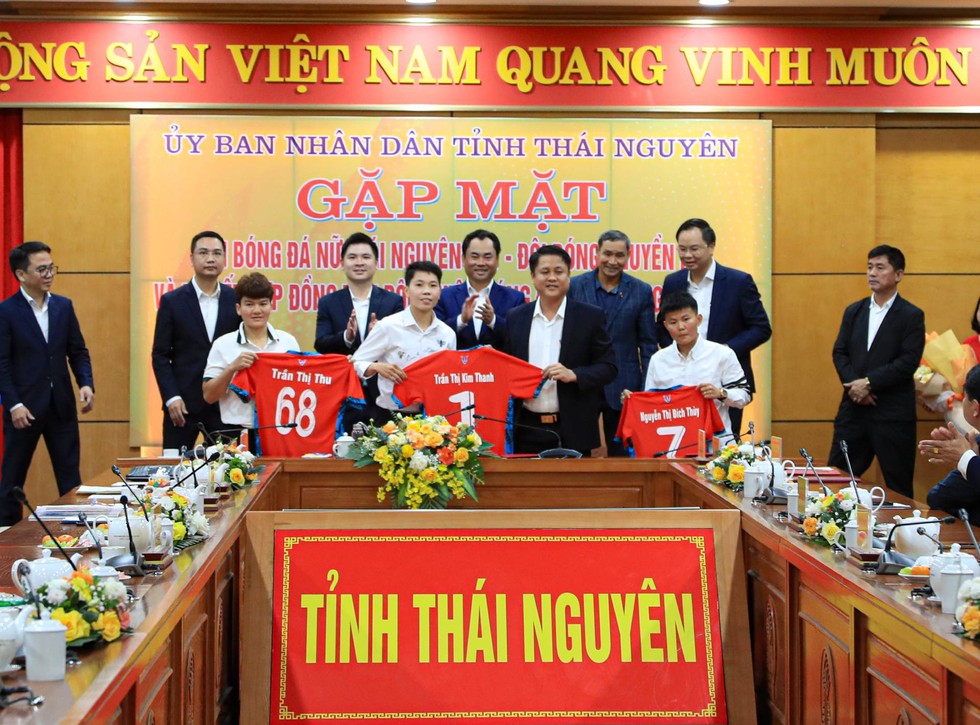 CLB Thái Nguyên T&T nhận thưởng nóng sau trận thắng đậm ở giải nữ vô địch quốc gia- Ảnh 2.
