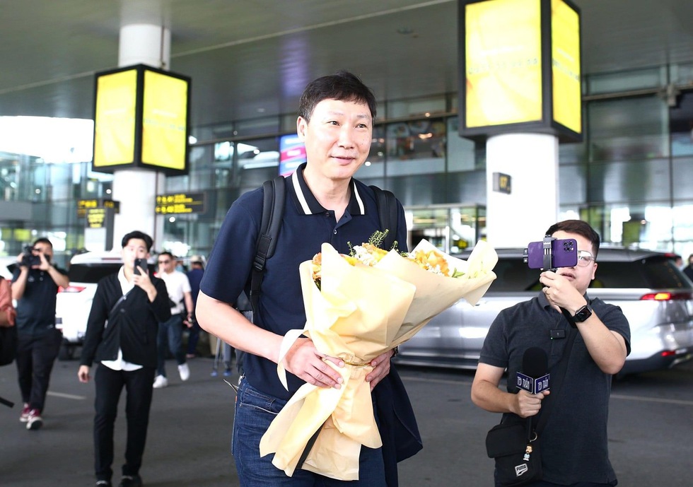 HLV Kim Sang-sik xuất hiện tươi tắn ở sân bay Nội Bài, hành trình tại Việt Nam bắt đầu- Ảnh 2.