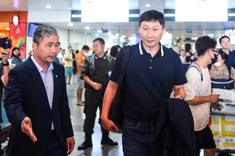 HLV Kim Sang-sik xuất hiện tươi tắn ở sân bay Nội Bài, hành trình tại Việt Nam bắt đầu- Ảnh 3.