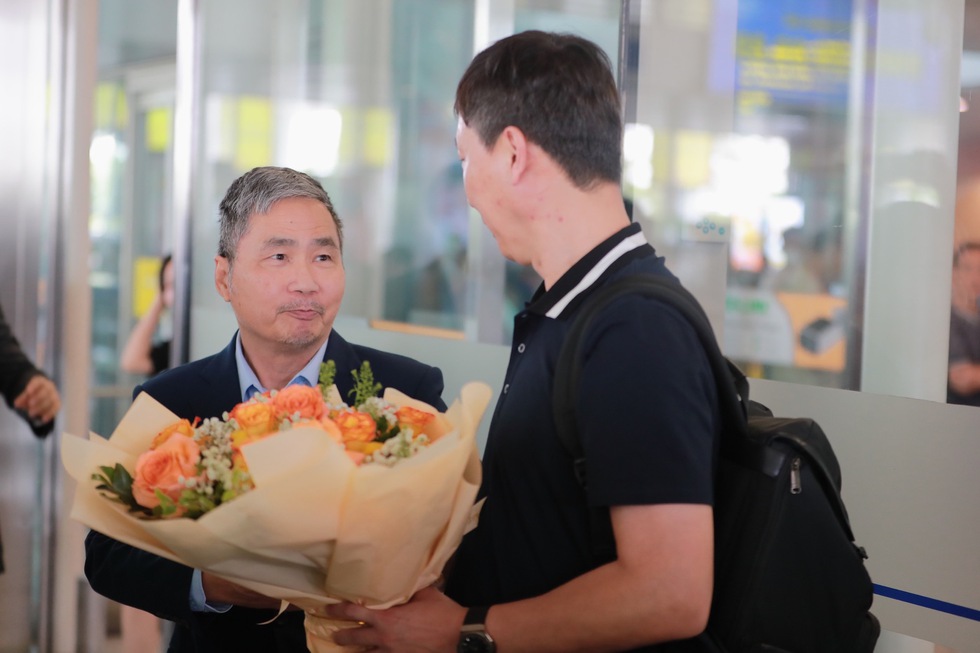 HLV Kim Sang-sik xuất hiện tươi tắn ở sân bay Nội Bài, hành trình tại Việt Nam bắt đầu- Ảnh 5.