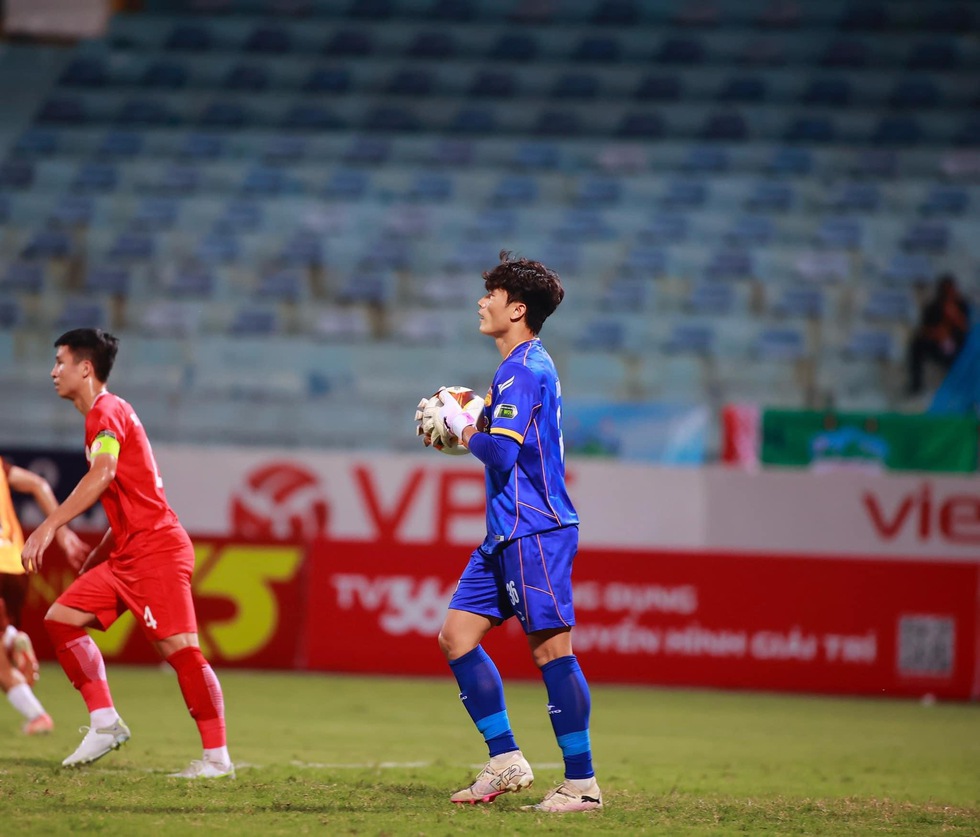 Ai đang là thủ môn hay nhất V-League, sẽ có cuộc chiến khốc liệt ở đội tuyển Việt Nam?- Ảnh 4.