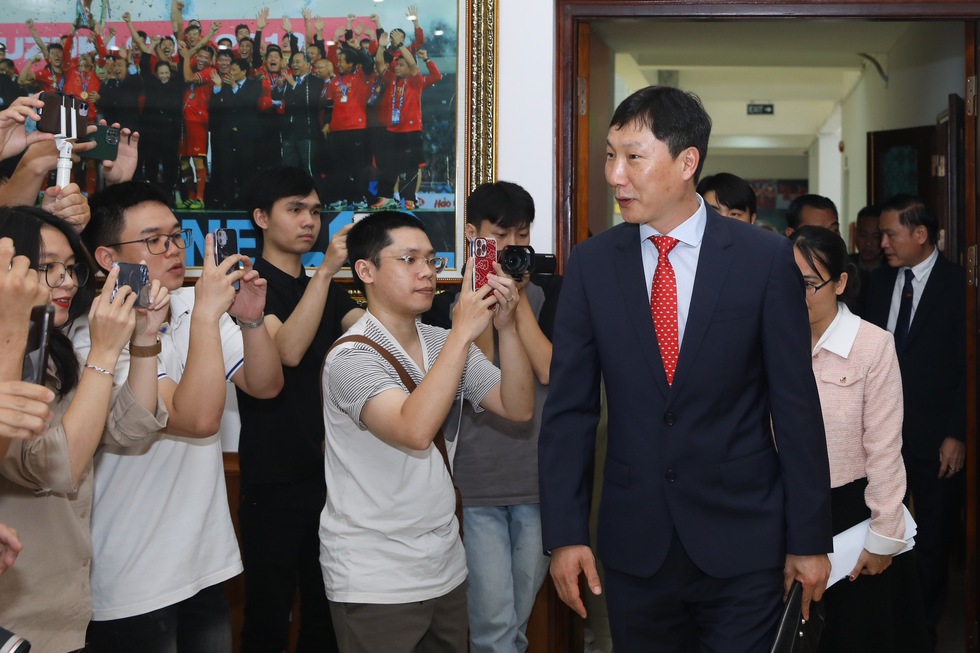 HLV Kim Sang-sik: 'Nguyên tắc trung thành, không cầu thủ nào lớn hơn đội tuyển Việt Nam'- Ảnh 2.