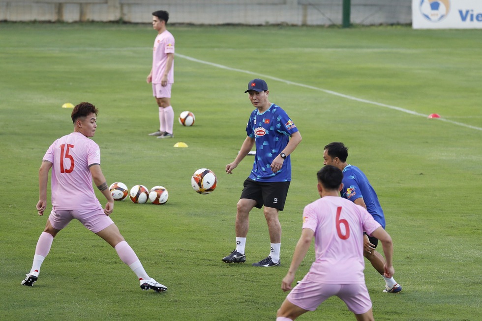 HLV Kim Sang-sik tập buổi đầu cùng đội tuyển Việt Nam, 27 cầu thủ có mặt đầy đủ- Ảnh 2.