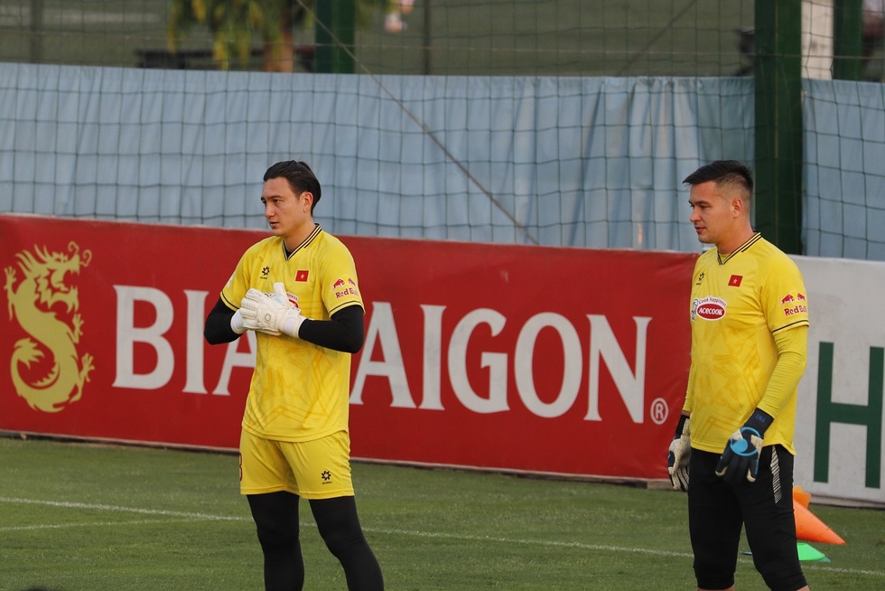 HLV Kim Sang-sik tập buổi đầu cùng đội tuyển Việt Nam, 27 cầu thủ có mặt đầy đủ- Ảnh 10.