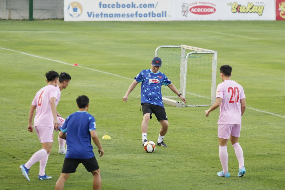 HLV Kim Sang-sik tập buổi đầu cùng đội tuyển Việt Nam, 27 cầu thủ có mặt đầy đủ- Ảnh 4.