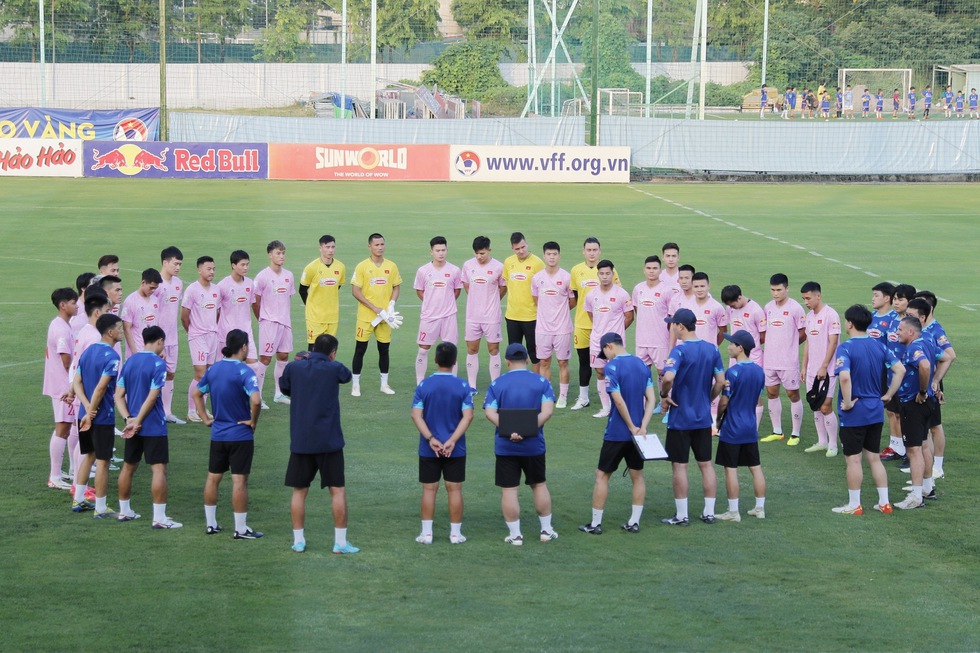 HLV Kim Sang-sik tập buổi đầu cùng đội tuyển Việt Nam, 27 cầu thủ có mặt đầy đủ- Ảnh 3.