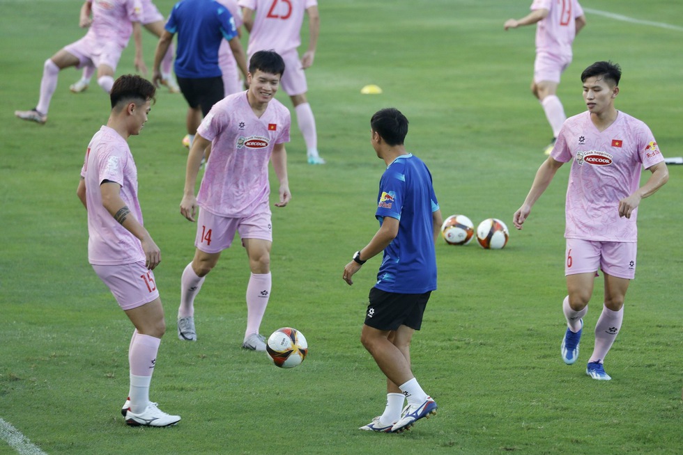 HLV Kim Sang-sik tập buổi đầu cùng đội tuyển Việt Nam, 27 cầu thủ có mặt đầy đủ- Ảnh 1.