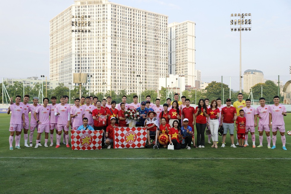 HLV Kim Sang-sik tập buổi đầu cùng đội tuyển Việt Nam, 27 cầu thủ có mặt đầy đủ- Ảnh 7.