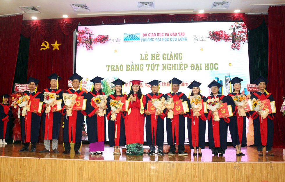 Trường ĐH Cửu Long trao bằng tốt nghiệp cho gần 900 cử nhân, kỹ sư- Ảnh 1.