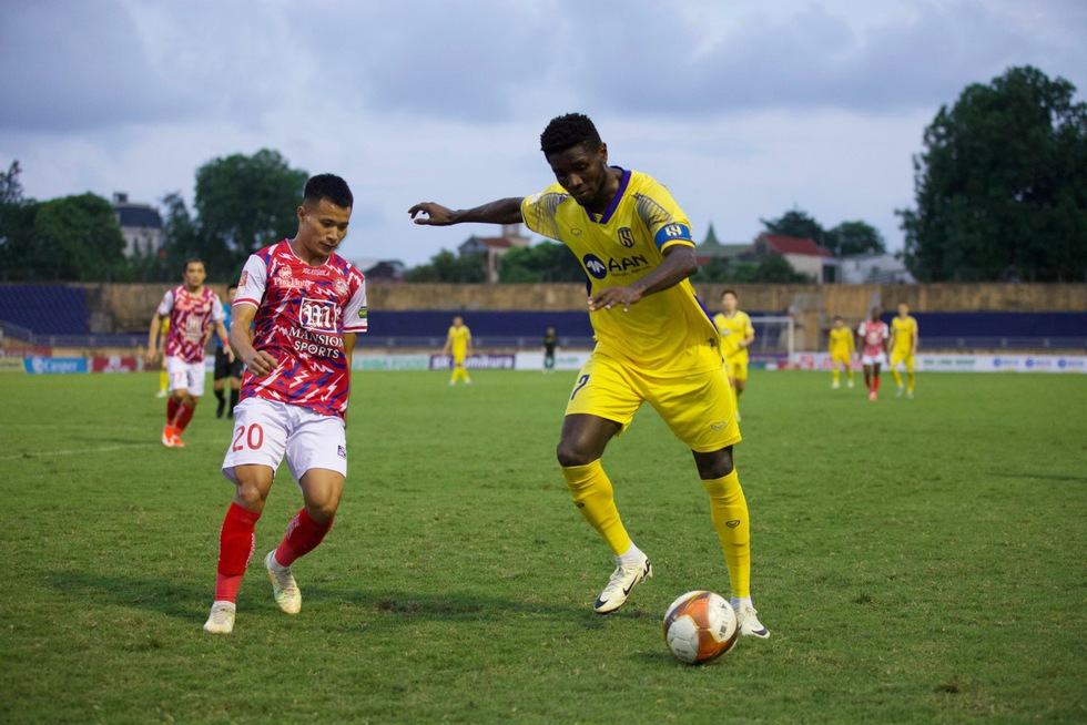 Trọng tài Malaysia bắt trận đội CAHN đấu HAGL, VAR đi sân Vinh ‘xem’ SLNA trốn play-off- Ảnh 2.