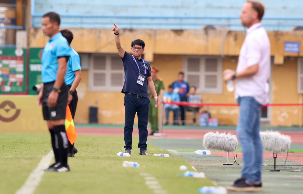 Bảng xếp hạng mới nhất V-League: CLB Nam Định xưng vương, HLV Vũ Tiến Thành chưa thể ngủ ngon- Ảnh 2.