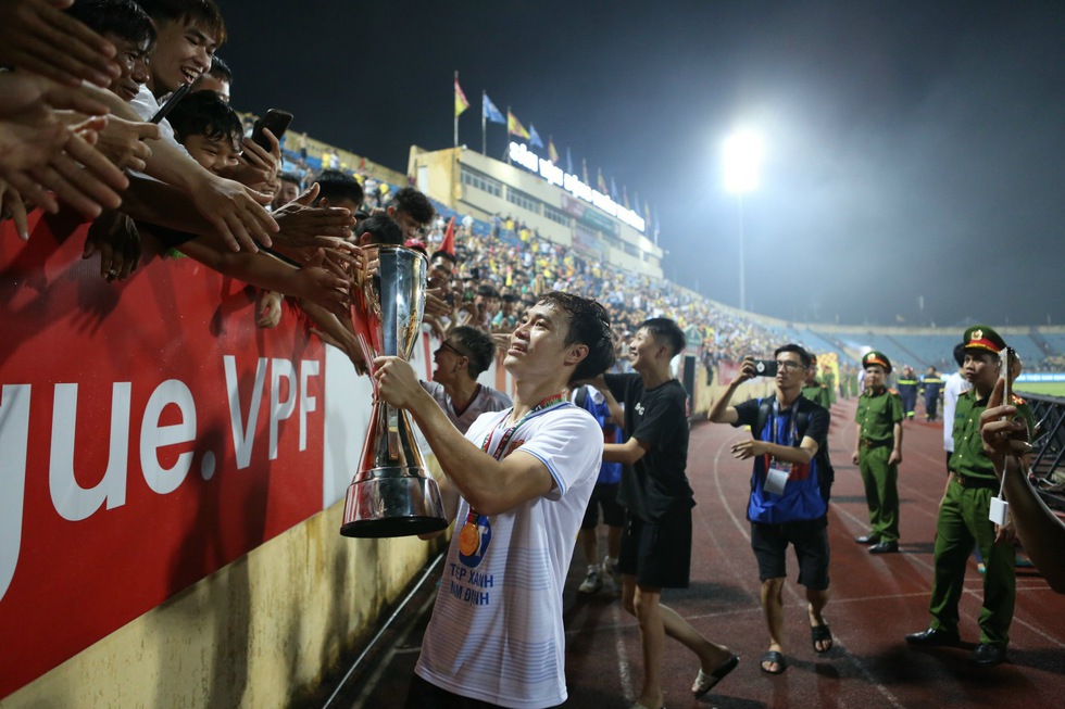 Thiên Trường 'mở hội', CLB Nam Định sớm giành chức vô địch V-League: Vui sao nước mắt lại trào!- Ảnh 25.