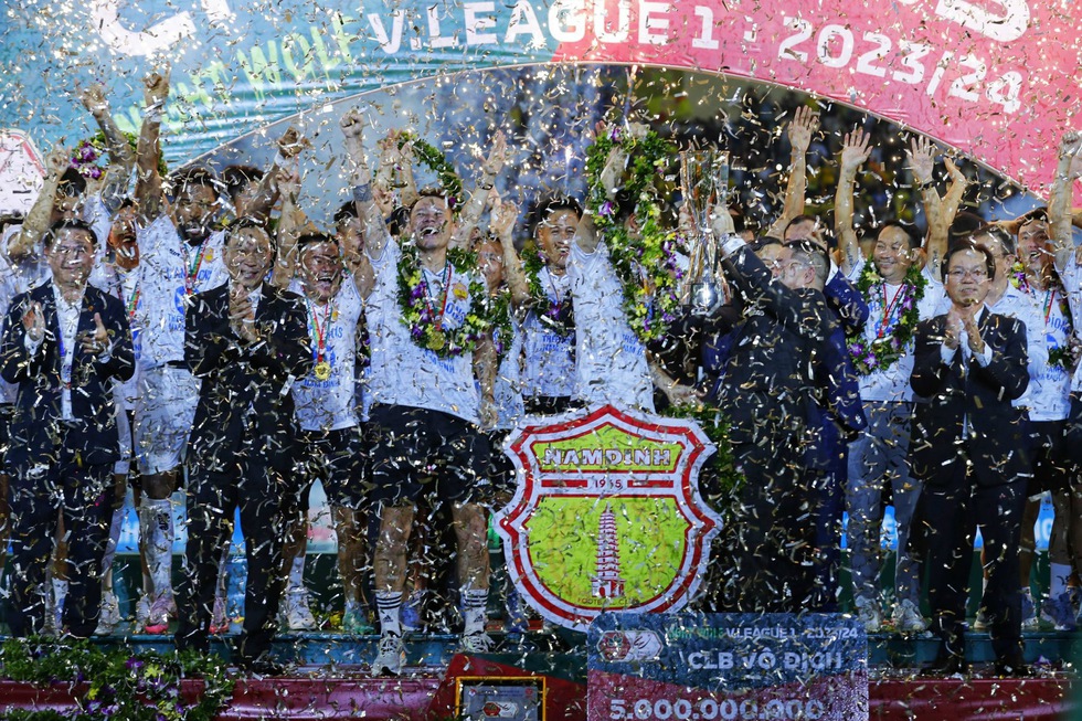 Thiên Trường 'mở hội', CLB Nam Định sớm giành chức vô địch V-League: Vui sao nước mắt lại trào!- Ảnh 8.