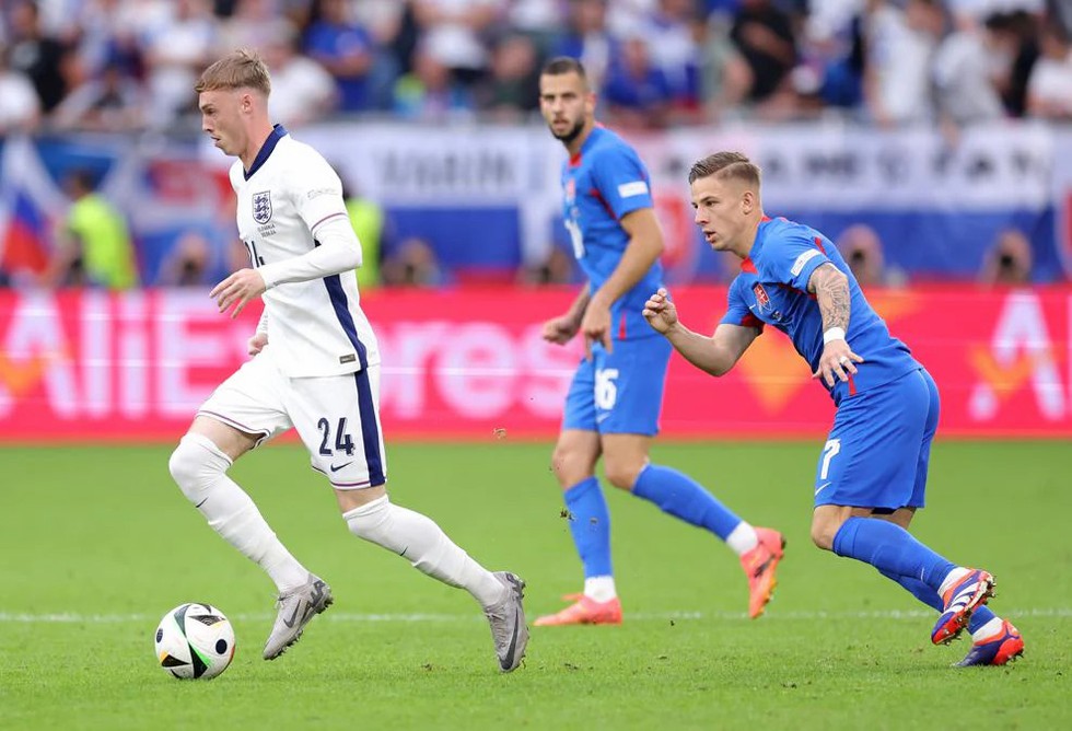 Slovakia lost painfully, England team is terrible but still entered the quarterfinals to play Switzerland - Photo 2.