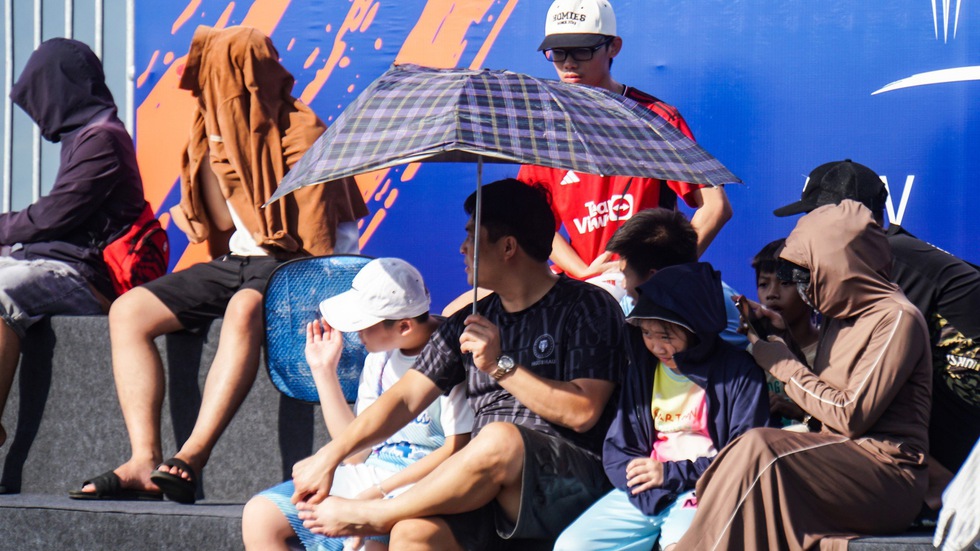 Người dân đội nắng, háo hức đến xem giải teqball thế giới 2024 tại Bình Định- Ảnh 7.