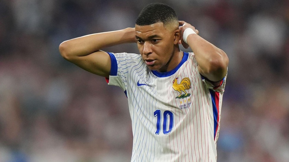 Tấm băng đội trưởng quá ‘nặng’ với Mbappe- Ảnh 1.