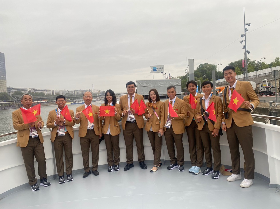 Olympic 2024 khai mạc hoành tráng, độc lạ nhất lịch sử: Cờ Việt Nam tung bay trên thuyền- Ảnh 7.