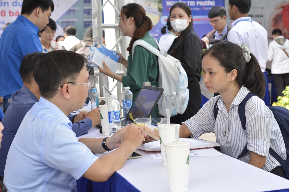 Ngày hội việc làm dành cho bác sĩ trẻ: Nơi tuyển xong nhanh, có nơi không tuyển được ai- Ảnh 1.