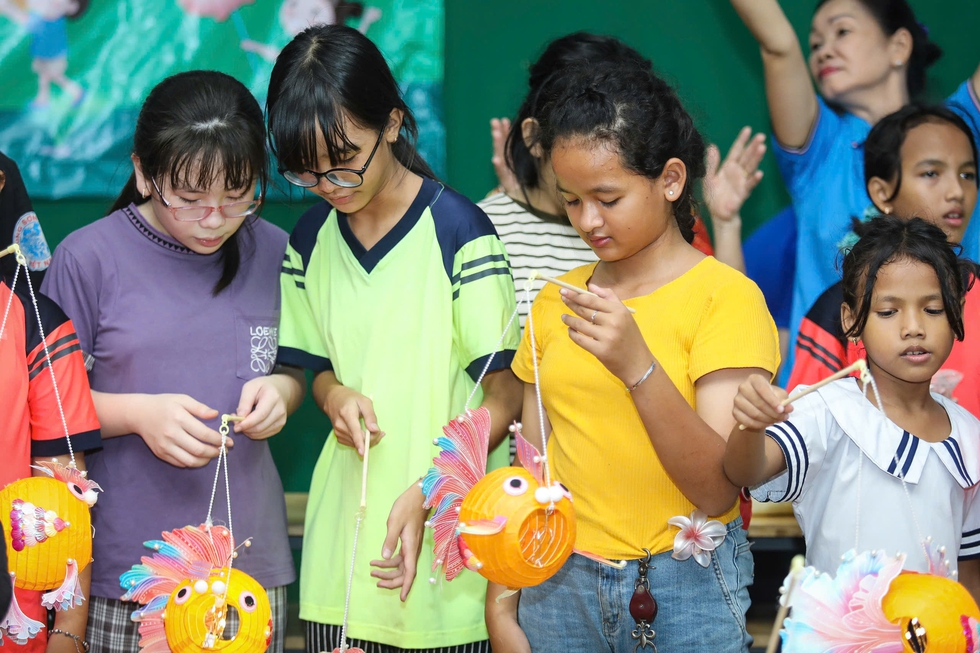 Báo Thanh Niên mang Trung thu yêu thương đến lớp học tình thương ở Thủ Đức- Ảnh 20.