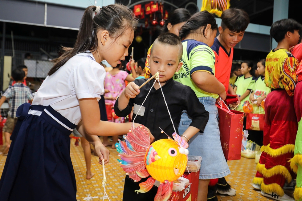 Báo Thanh Niên mang Trung thu yêu thương đến lớp học tình thương ở Thủ Đức- Ảnh 21.