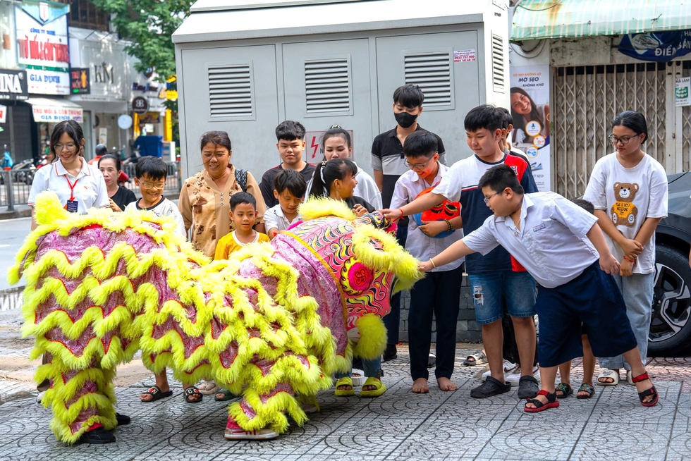 115 triệu đồng tiếp sức trẻ em mồ côi thuộc dự án Cùng làm cha mẹ nhân dịp tết Trung thu- Ảnh 6.