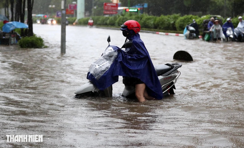 Hà Nội mưa rất lớn, cảnh báo ngập lụt nhiều tuyến phố- Ảnh 1.