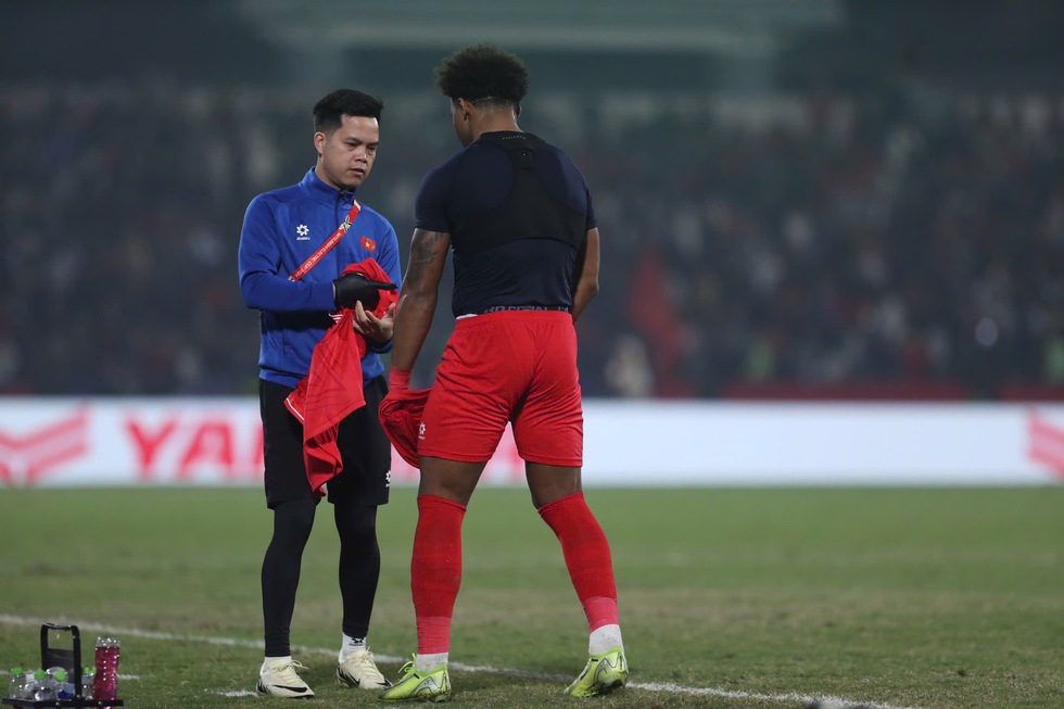 Trọng t&agrave;i &lsquo;quay xe&rsquo; thẻ đỏ th&agrave;nh thẻ v&agrave;ng v&agrave; chiếc &aacute;o bị x&eacute; r&aacute;ch cổ của Xu&acirc;n Son- Ảnh 9.